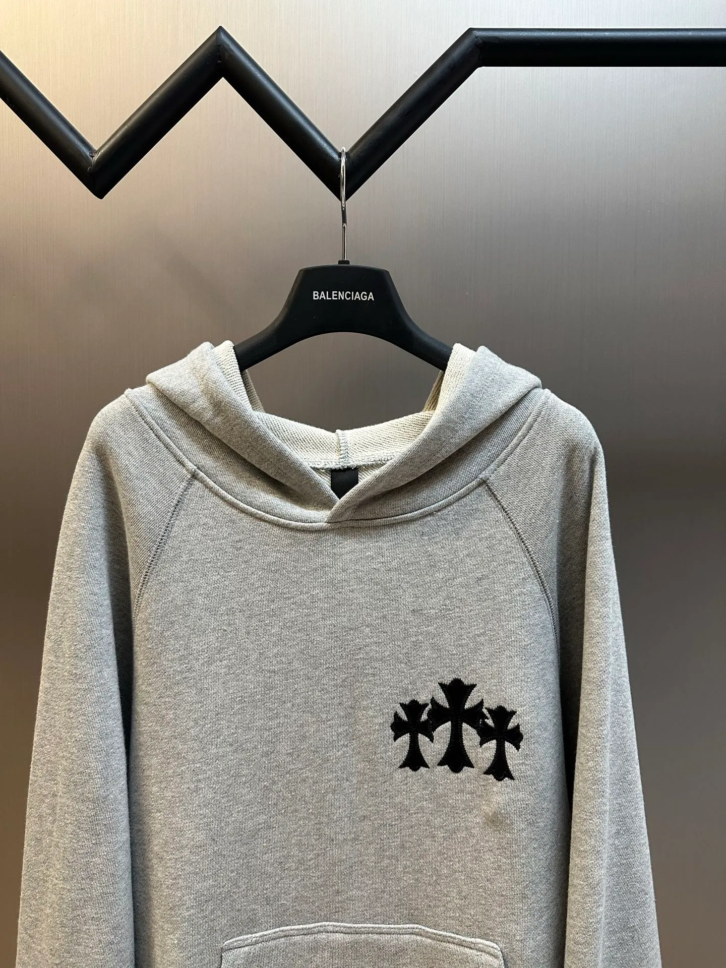 P490 Chrome Hearts Chrome Hearts Logo Hooded Sweatshirt. Customized heavy fortress intertwined air cotton, Chrome Hearts cross patch embroidery decoration on the chest, becoming the ultimate interpretation of dark gothic style. CH Gothic font is the finishing touch on the back panel, making the totem become your spiritual punctuation. The logo iron plate sways slightly with the swing of the body, adding a sense of movement and vitality.  Adopting imported machine appliqué embroidery technology, using advanced computer control systems and precision mechanical components, the Chrome Hearts logo appliqué embroidery operation is realized, presenting an embroidery effect with both clarity and three-dimensionality size: s m l xl